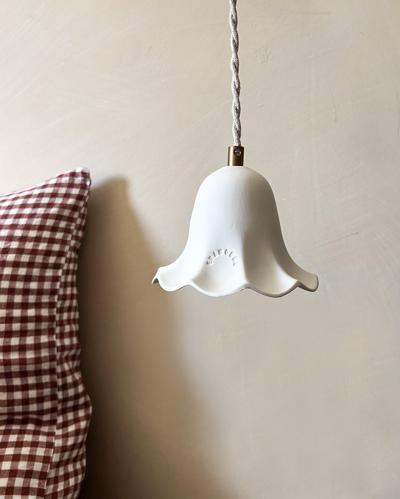 Suspension Lili blanc mat en porcelaine biscuit par Enamoura
