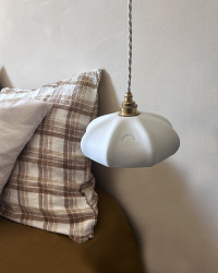 Suspension Maria blanc mat en porcelaine biscuit par Enamoura