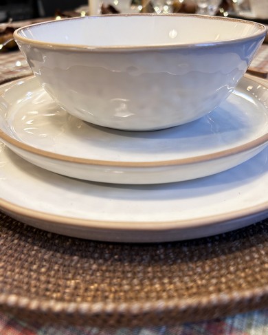 Yuni tableware in varnished stoneware