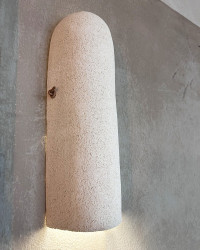 Applique Rosario en grès chamotté par Enamoura