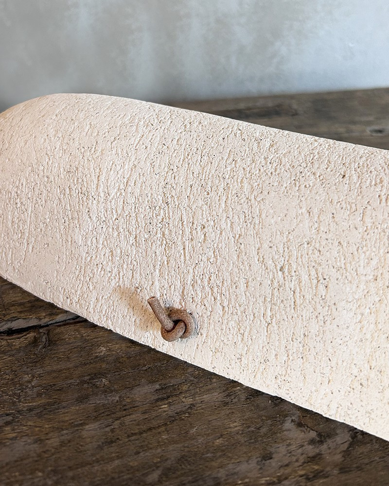 Applique Rosario en grès chamotté par Enamoura