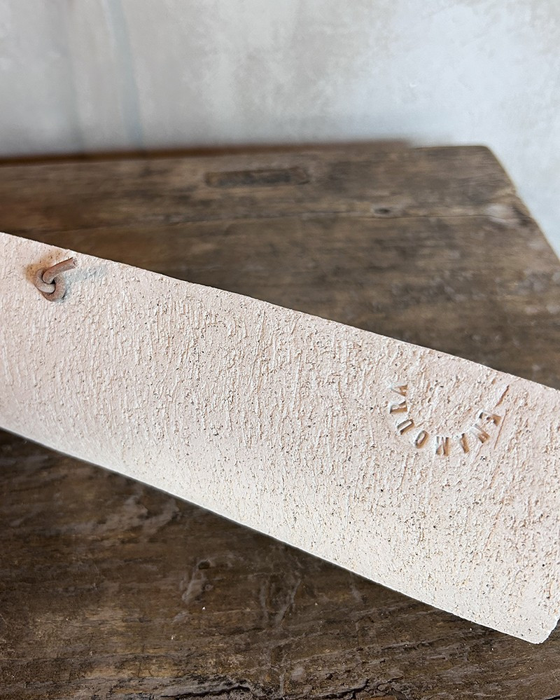 Applique Rosario en grès chamotté par Enamoura