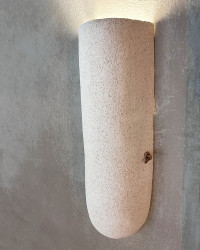 Applique Rosario en grès chamotté par Enamoura