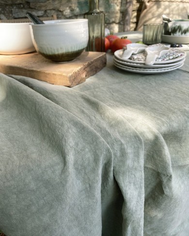 Nappe Eucalyptus en lin lavé par La Draperie Française