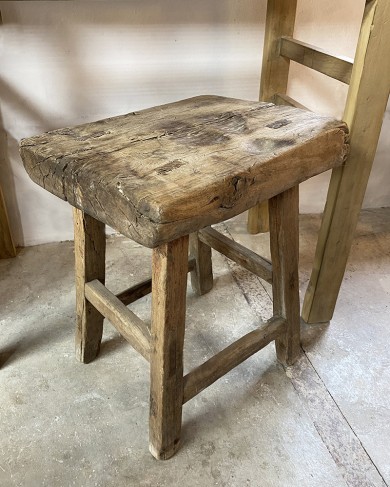 Tabouret ancien en orme - pièce unique