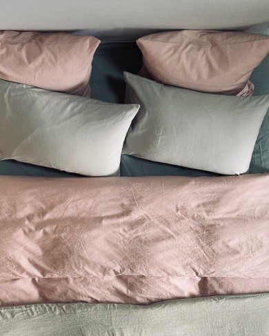 Powder pink bedding in washed linen by La Draperie Française