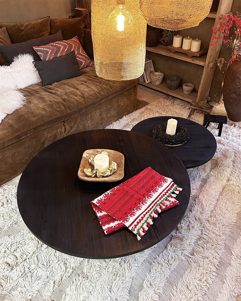 Table basse ronde Beside en bois brûlé par Maison de Vacances