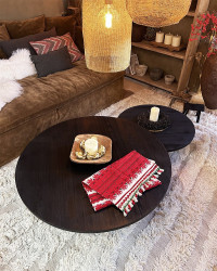 Table basse ronde Beside en bois brûlé par Maison de Vacances
