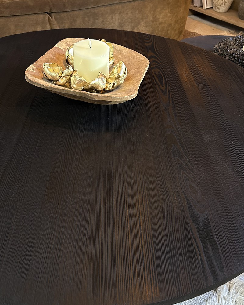 Table basse ronde Beside en bois brûlé par Maison de Vacances
