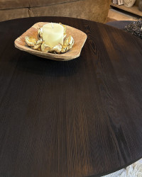 Table basse ronde Beside en bois brûlé par Maison de Vacances