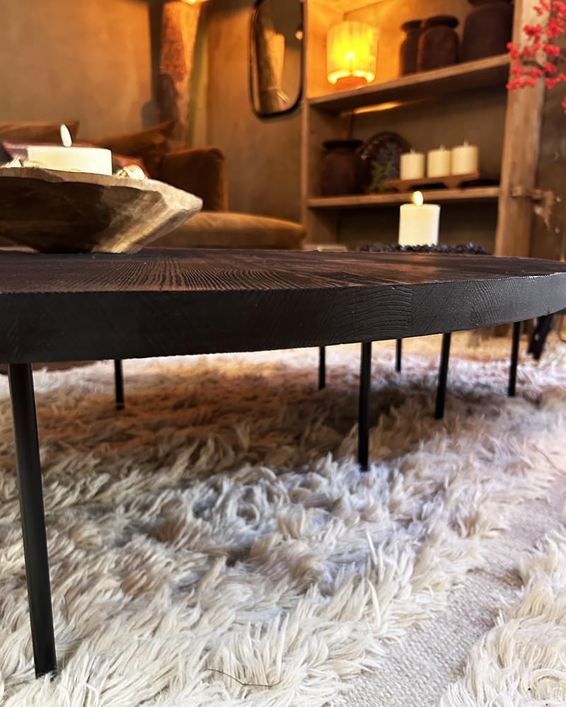 Table basse ronde Beside en bois brûlé par Maison de Vacances
