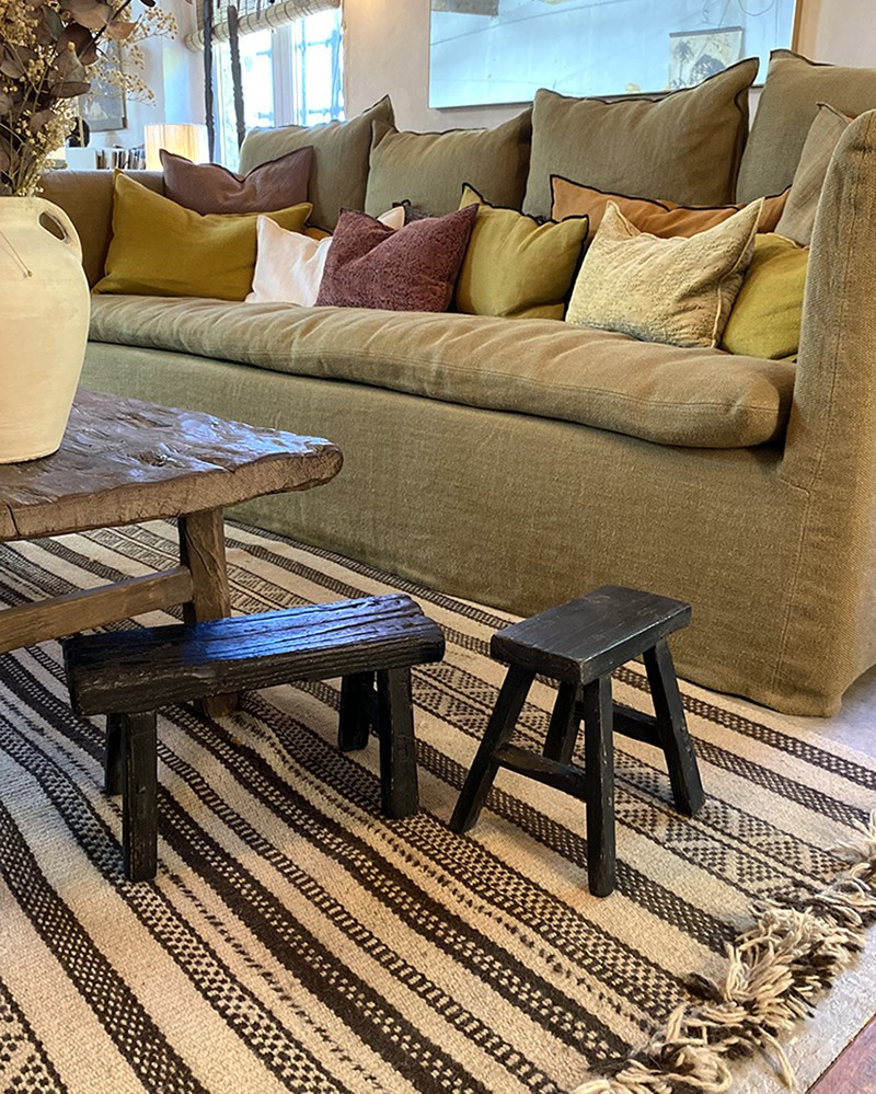 Mini tabouret en orme noir - pièce unique