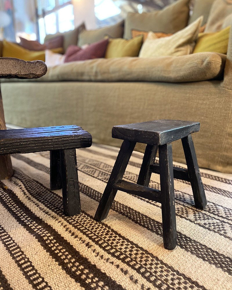 Mini tabouret en orme noir - pièce unique