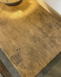 Petite table Kang en pin - pièce unique