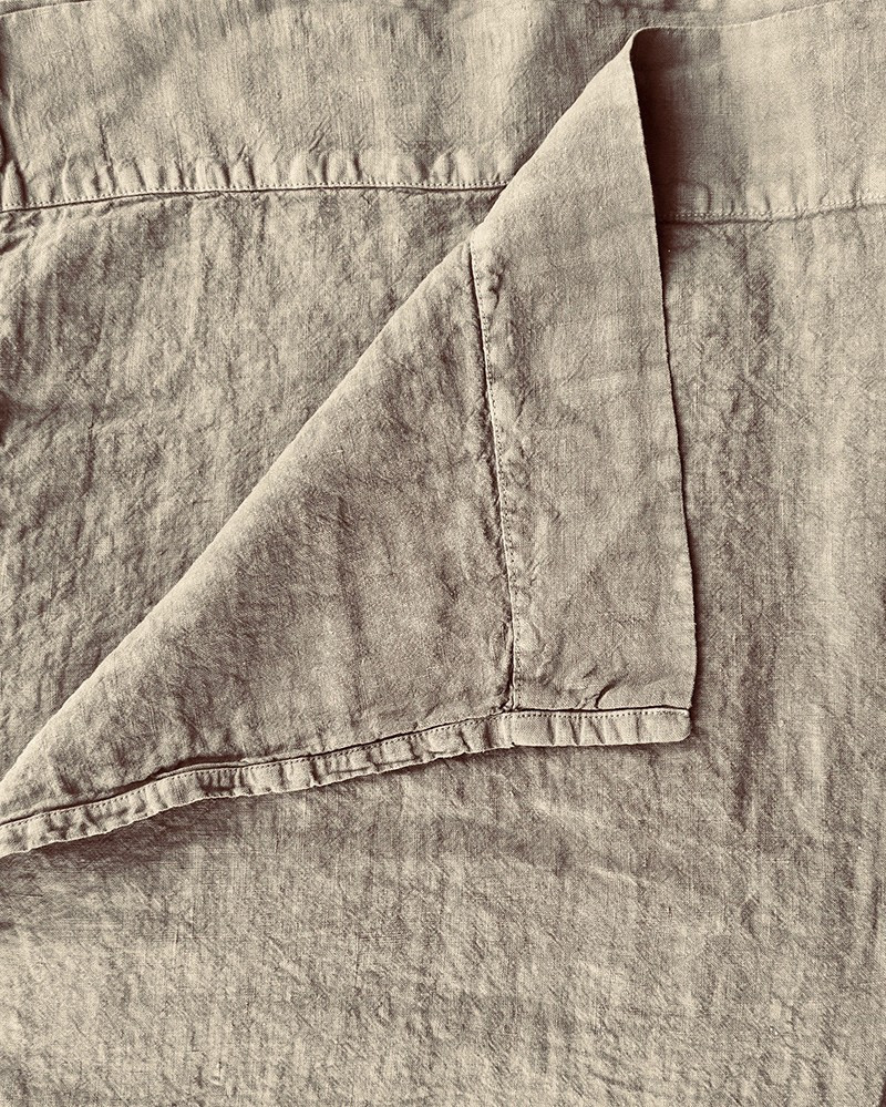 Clay Suede bedding in washed linen by La Draperie Française