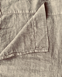 Clay Suede bedding in washed linen by La Draperie Française