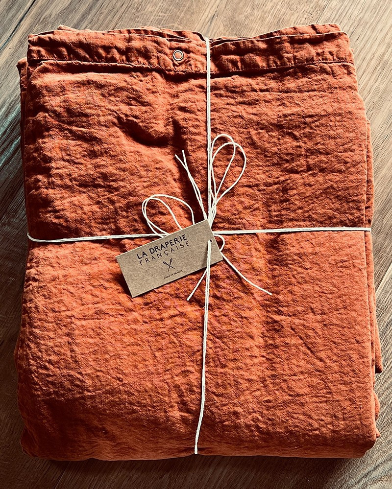 Terracotta bedding in washed linen by La Draperie Française