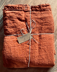 Terracotta bedding in washed linen by La Draperie Française