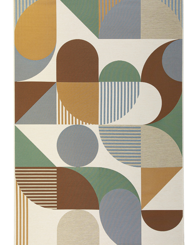 Oskar Rug Outside