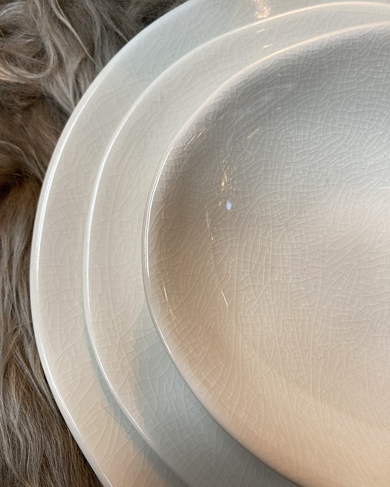 Vaisselle Maguelone en grès émaillé blanc quartz par Jars