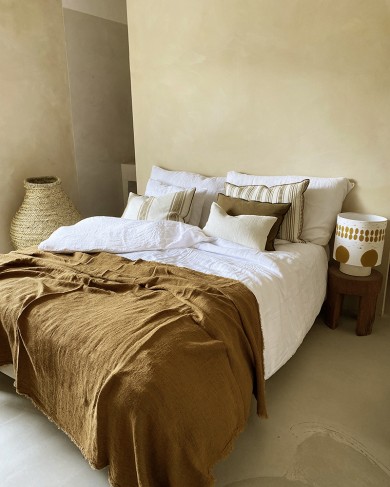 White bedding in washed linen by La Draperie Française