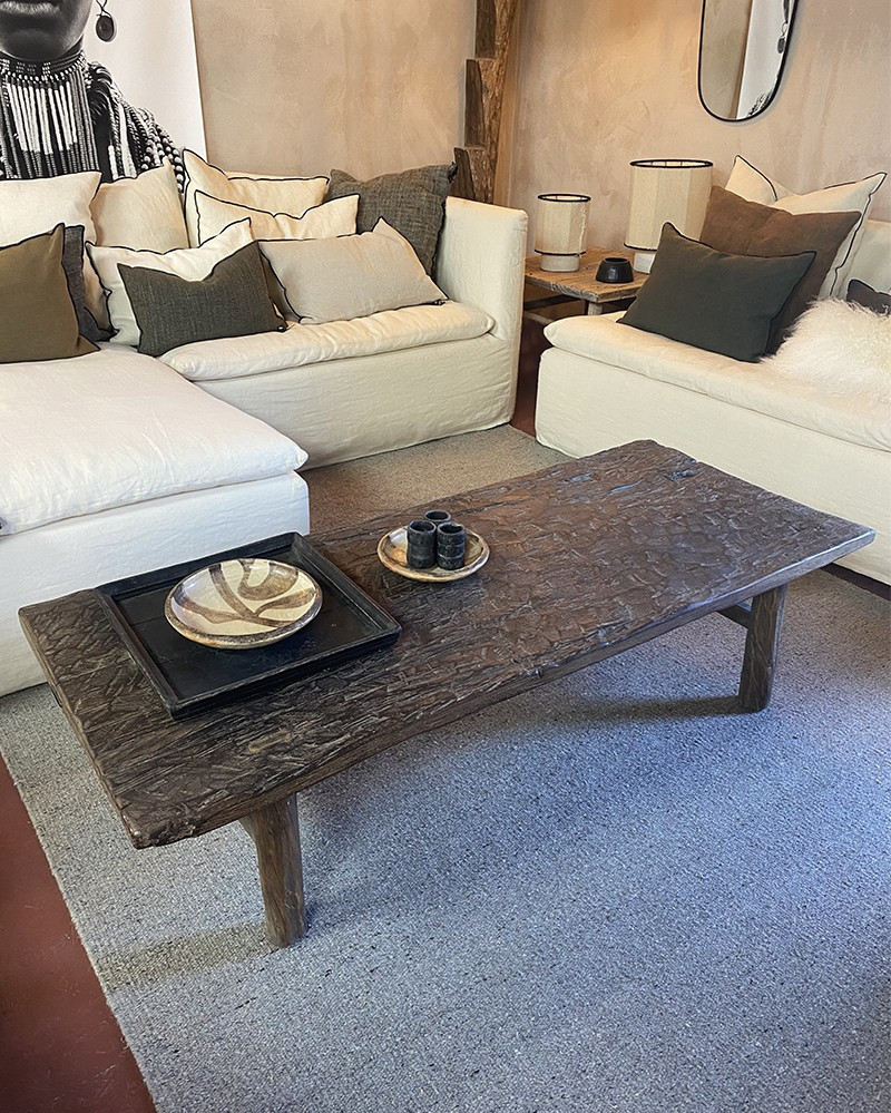 Table basse Chinoise en orme raboté & laqué - Pièce unique