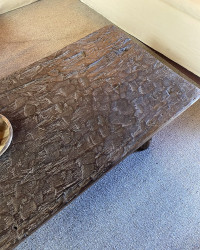 Table basse Chinoise en orme raboté & laqué - Pièce unique