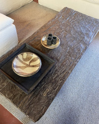 Table basse Chinoise en orme raboté & laqué - Pièce unique