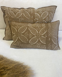 Coussin Vice Versa en Lin Wabi-Sabi Bogolan Savane par Maison de Vacances