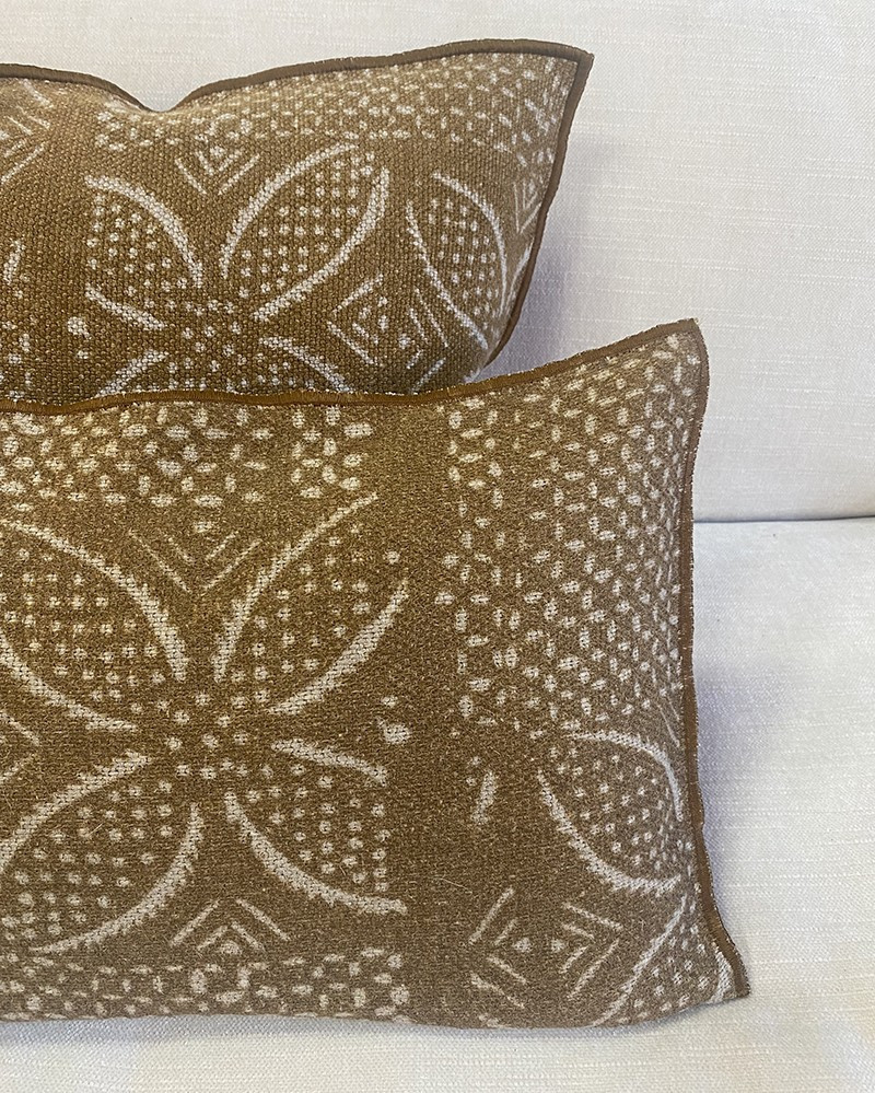 Coussin Vice Versa en Lin Wabi-Sabi Bogolan Savane par Maison de Vacances