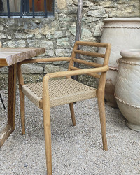 Chaise Colmar avec accoudoirs en teck & résine tressée intérieure/extérieure