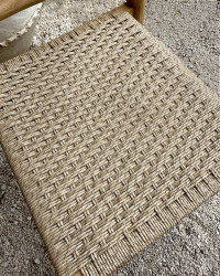 Chaise Colmar avec accoudoirs en teck & résine tressée intérieure/extérieure