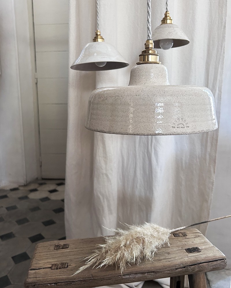 Enamelled sandstone Vanilla Ursule pendant lamp