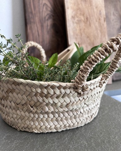 Petit panier en feuilles de palmier